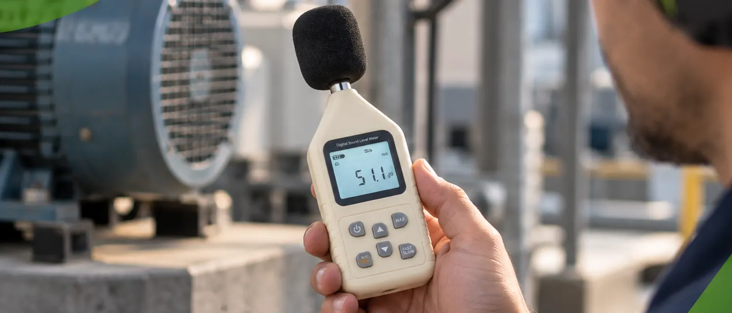 Medição de nível de pressão sonora com decibelímetro próximo a um motor industrial